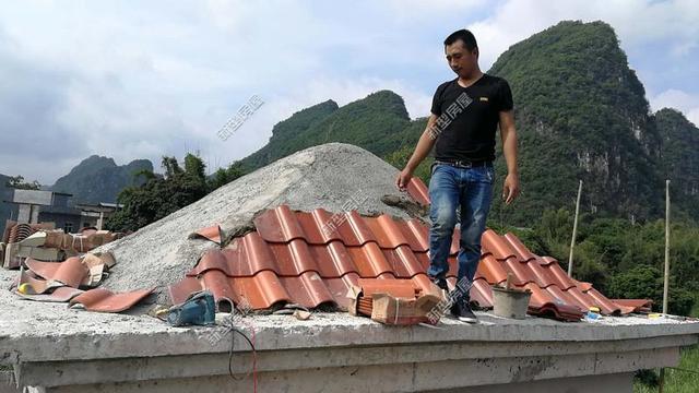 30元一平的樹脂瓦省錢又耐用?網(wǎng)友:吃飽沒(méi)事干,用一年就得換