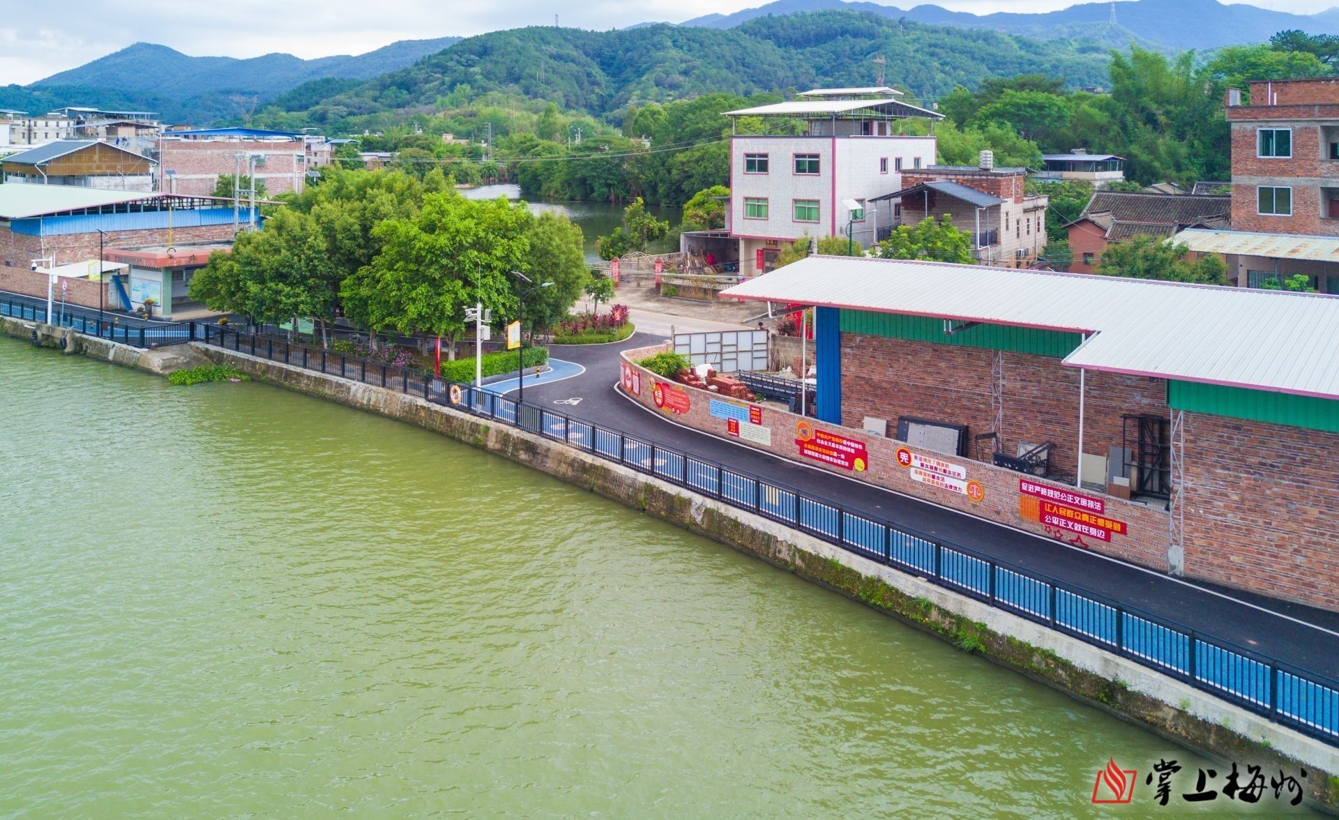 ↑長沙圩鎮碧道鋪設了瀝青并劃分跑道和自行車道，“顏值”再獲提升。（林翔 攝）