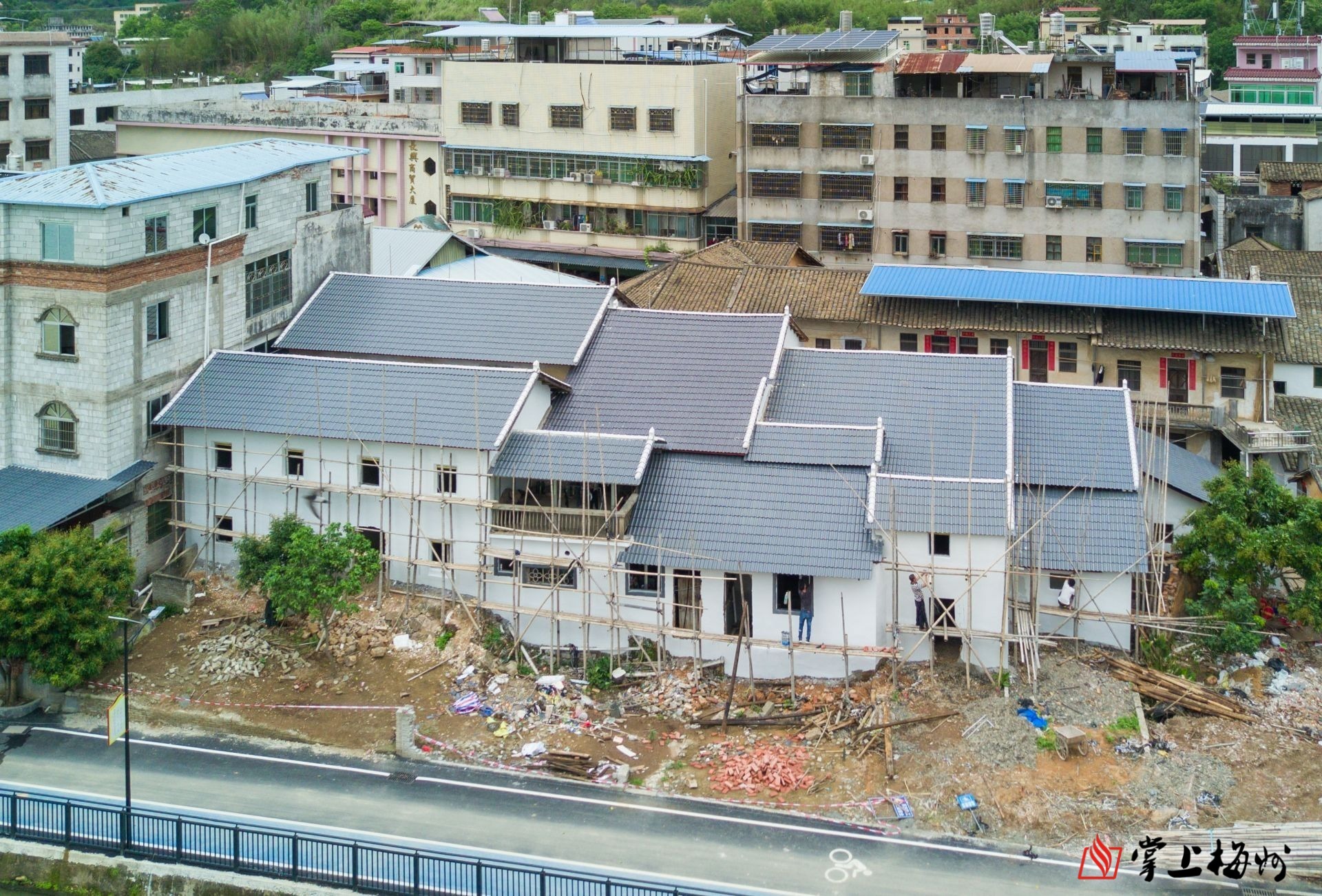 ↑村民將自家墻體粉刷一新，屋頂鐵皮瓦更換成樹脂瓦。（林翔 攝）